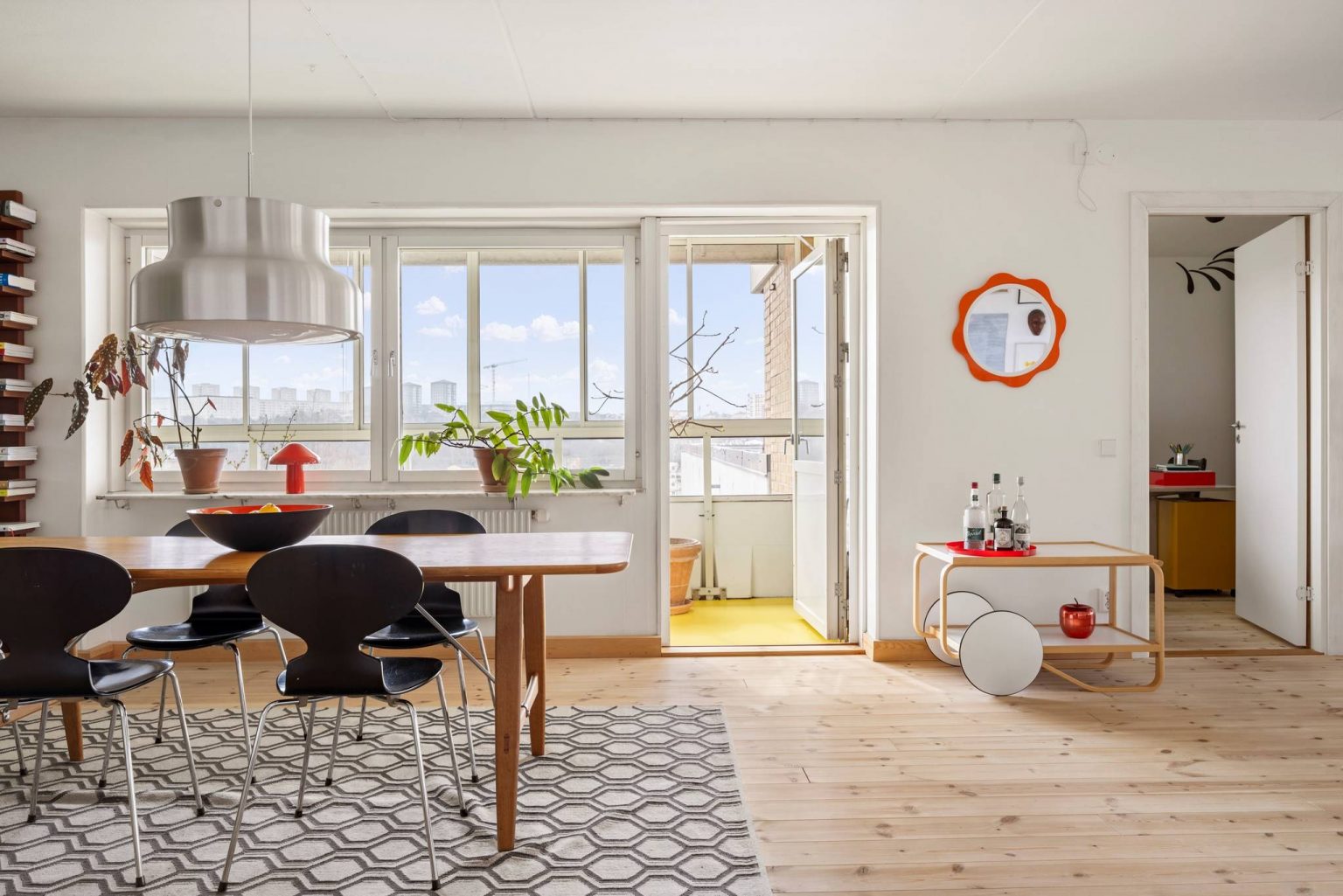 salle à manger appartement au style sixties décoration colorée