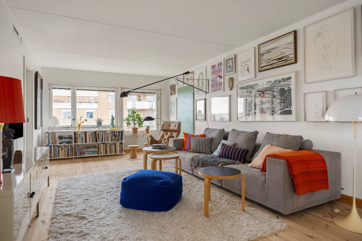 salon appartement au style sixties décoration colorée
