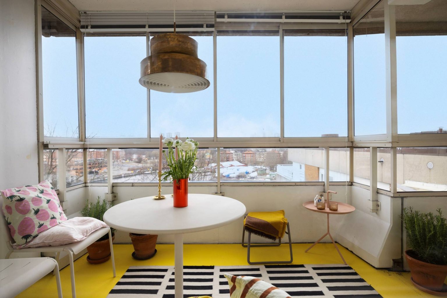 salon dans balcon vitré sol jaune appartement au style sixties décoration colorée