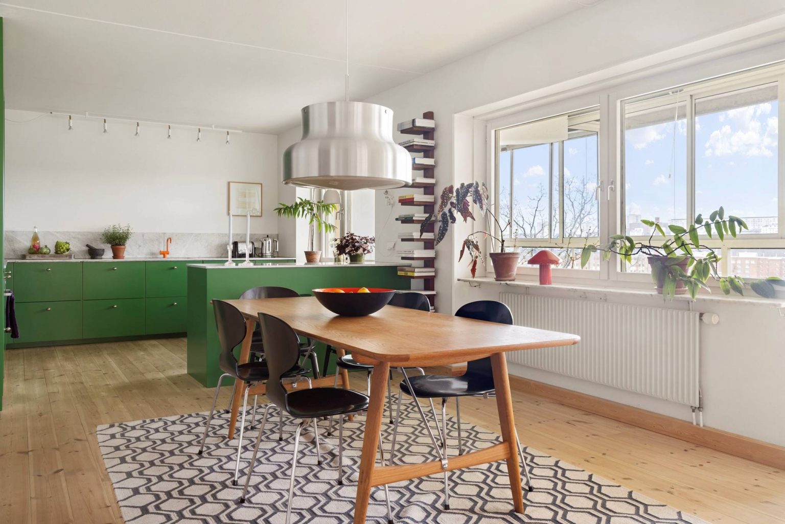 cuisine verte ouverte et salle à manger appartement au style sixties décoration colorée
