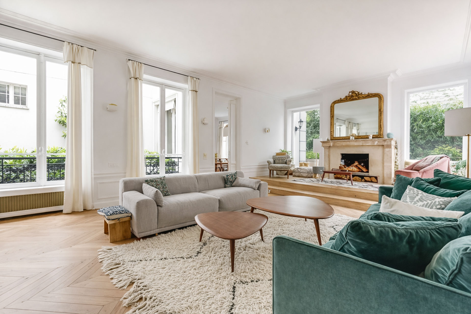 salon avec cheminée décoration contemporaine appartement haussmannien avec une grande terrasse salon avec cheminée décoration contemporaine appartement haussmannien avec une grande terrasse
