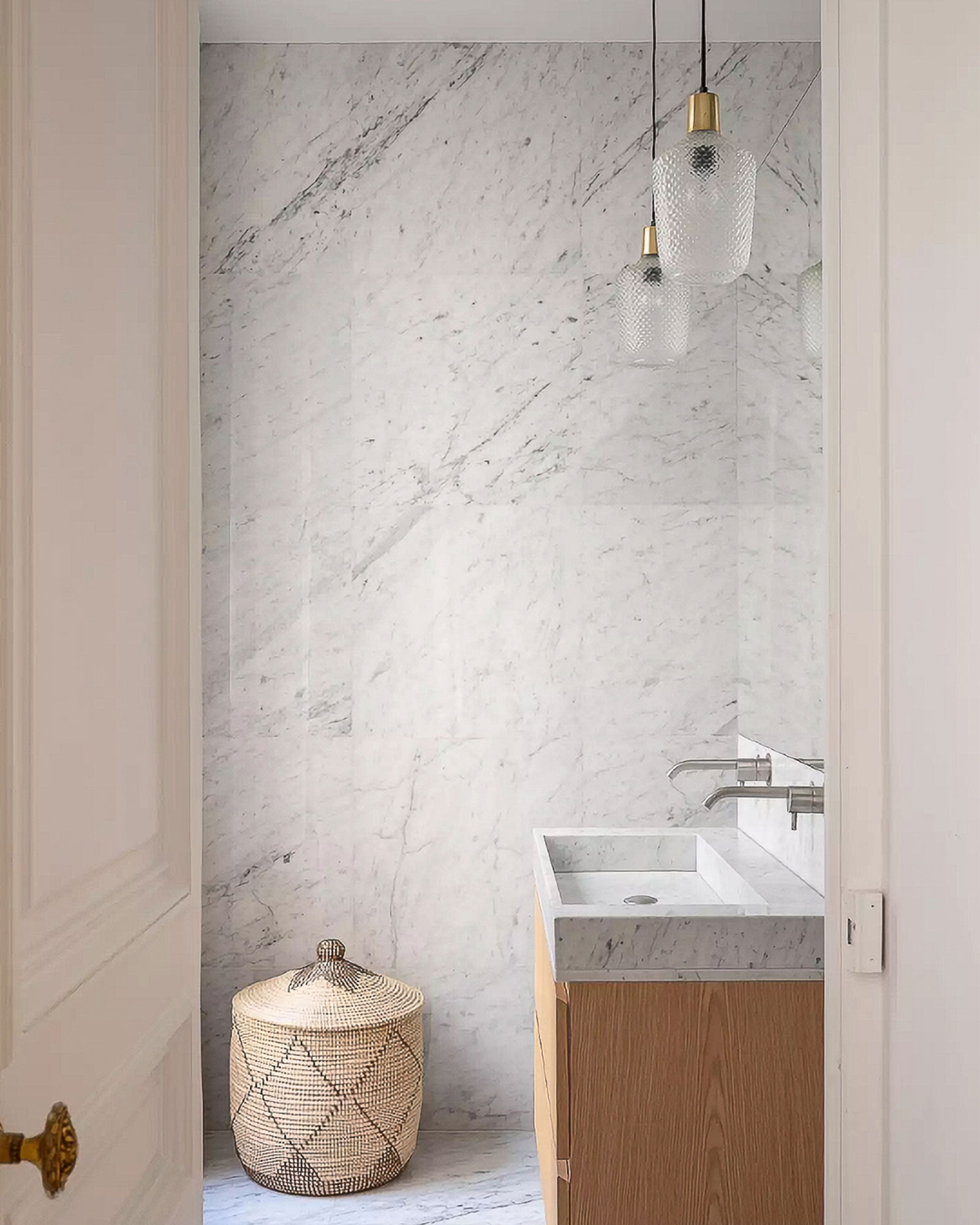 salle de bain design bois et marbre appartement haussmannien avec une grande terrasse salle de bain design bois et marbre appartement haussmannien avec une grande terrasse