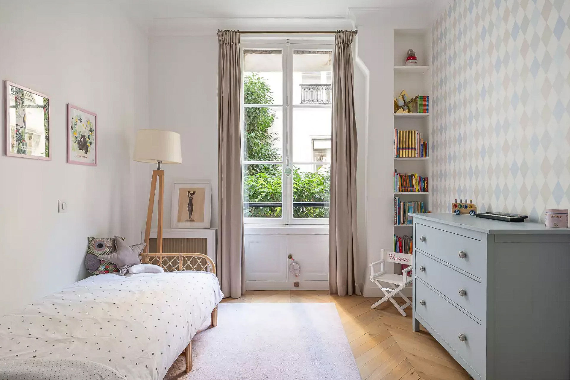 chambre décoration contemporaine appartement haussmannien avec une grande terrasse chambre décoration contemporaine appartement haussmannien avec une grande terrasse