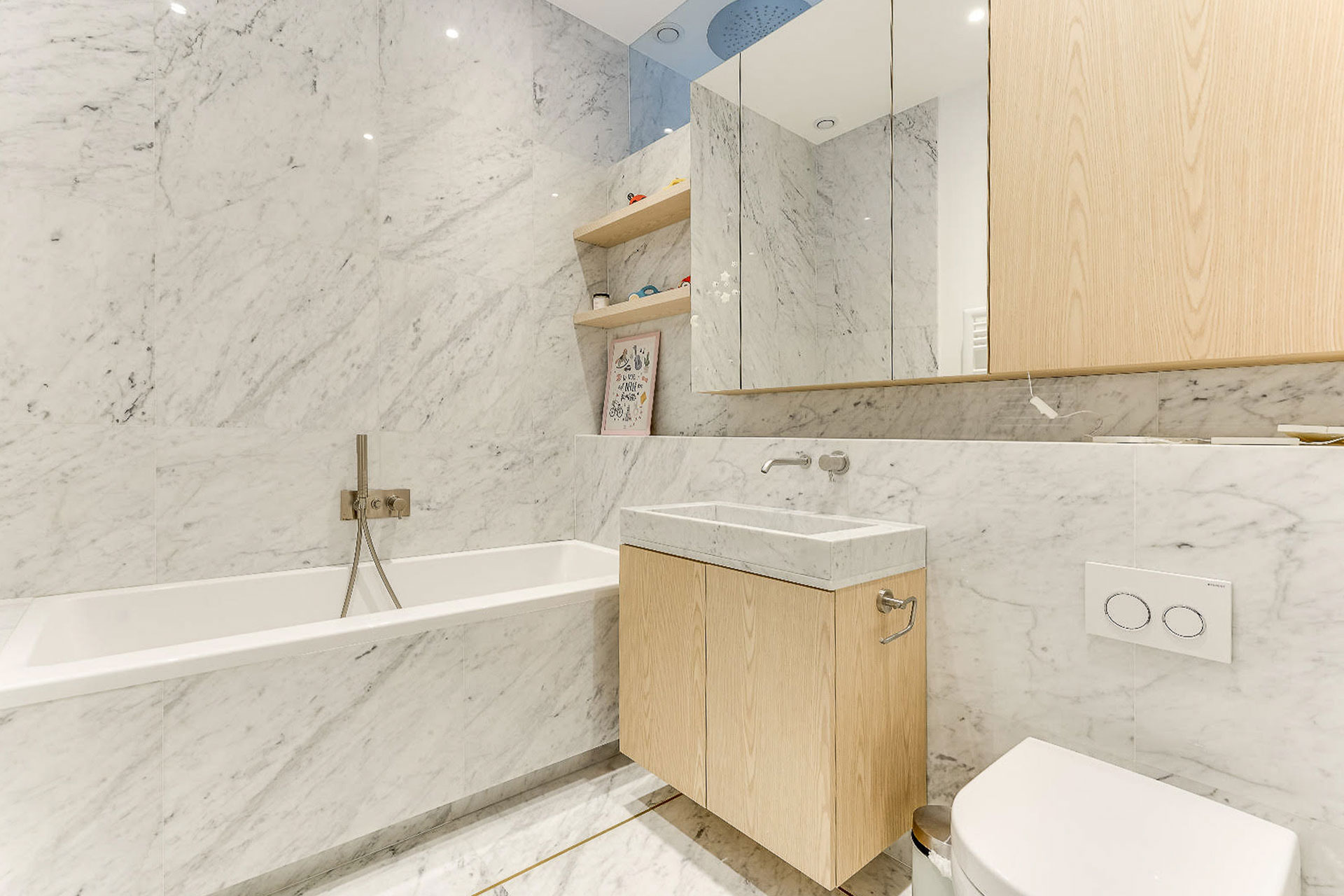 salle de bain design bois et marbre appartement haussmannien avec une grande terrasse salle de bain design bois et marbre appartement haussmannien avec une grande terrasse
