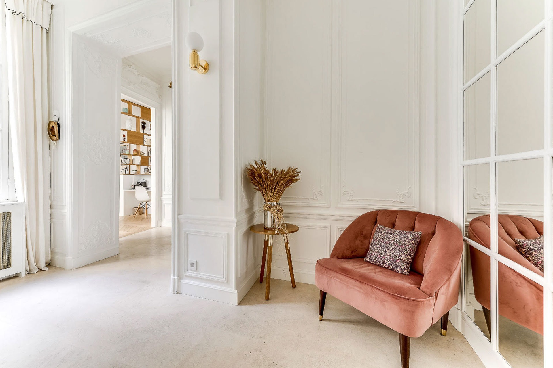 entrée appartement haussmannien avec une grande terrasse entrée appartement haussmannien avec une grande terrasse