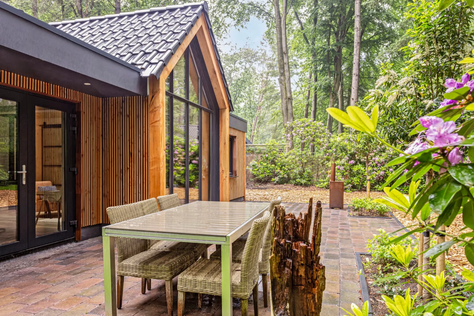 maison en bois aux Pays-Bas dans la forêt