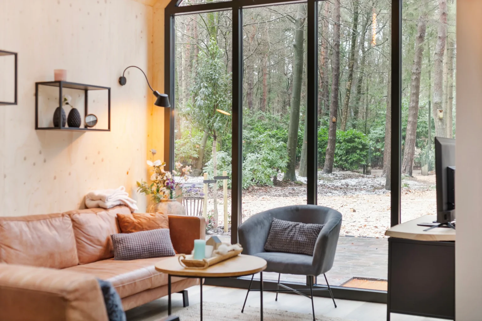 salon décoration contemporaine pignon vitré maison en bois aux Pays-Bas dans la forêt