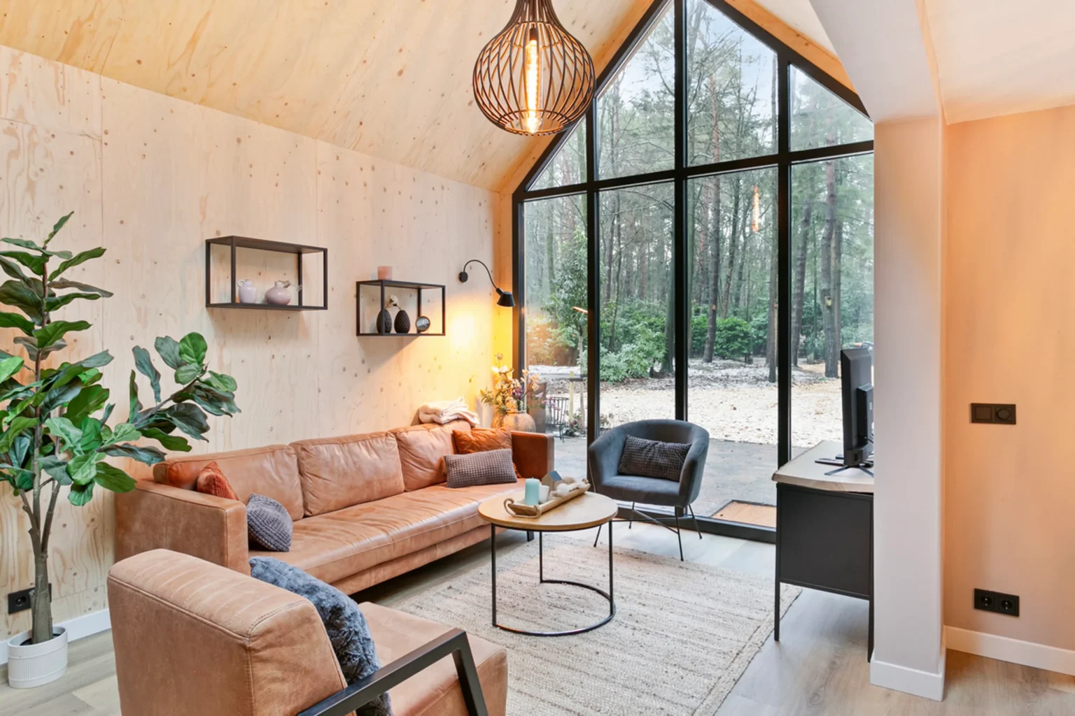 salon décoration contemporaine pignon vitré maison en bois aux Pays-Bas dans la forêt