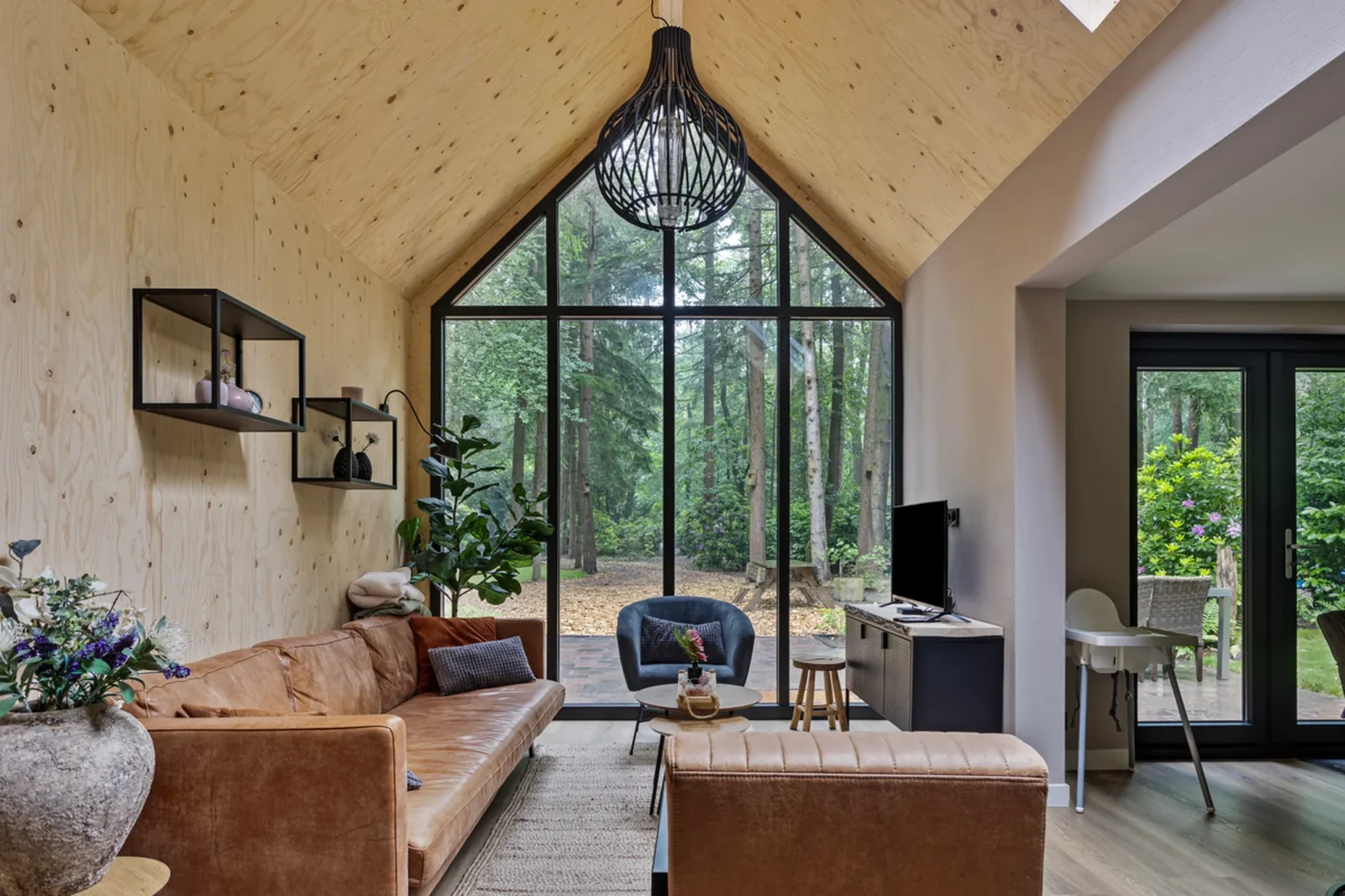salon décoration contemporaine pignon vitré maison en bois aux Pays-Bas dans la forêt