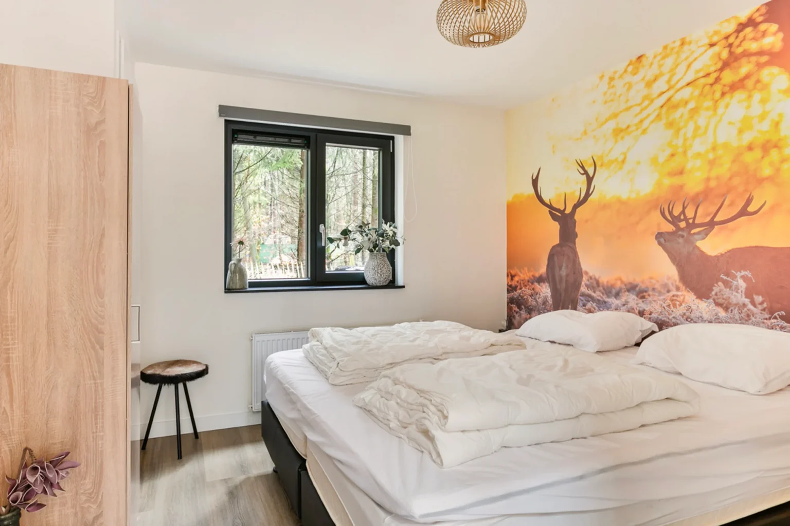 chambre avec papier-peint panoramique cerfs