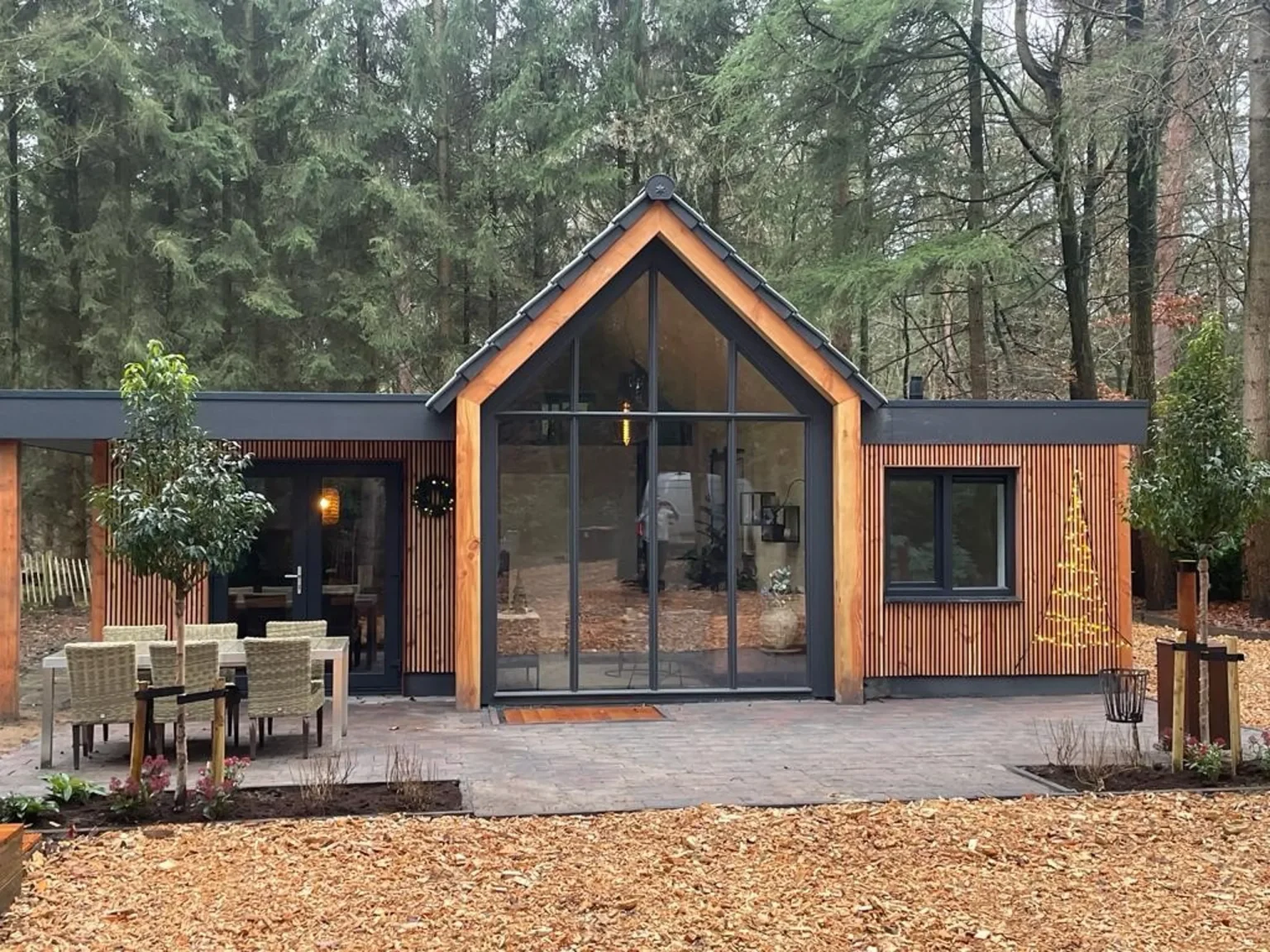 maison en bois aux Pays-Bas dans la forêt