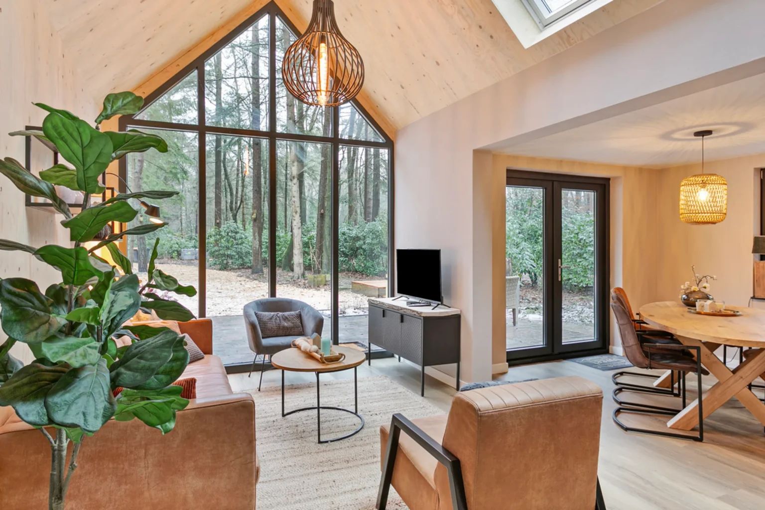salon décoration contemporaine pignon vitré maison en bois aux Pays-Bas dans la forêt