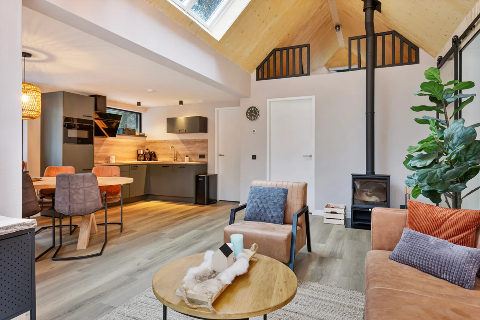 cuisine ouverte salle à manger et salon décoration contemporaine avec mezzanine maison en bois aux Pays-Bas dans la forêt