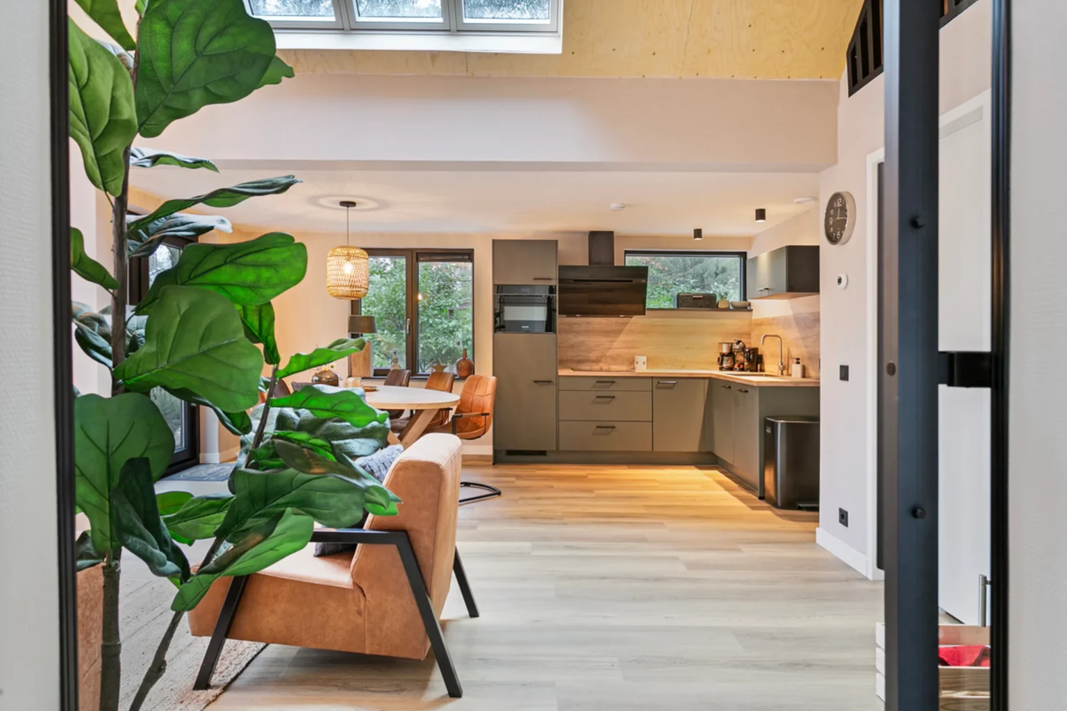 cuisine design grise en L ouverte et salle à manger