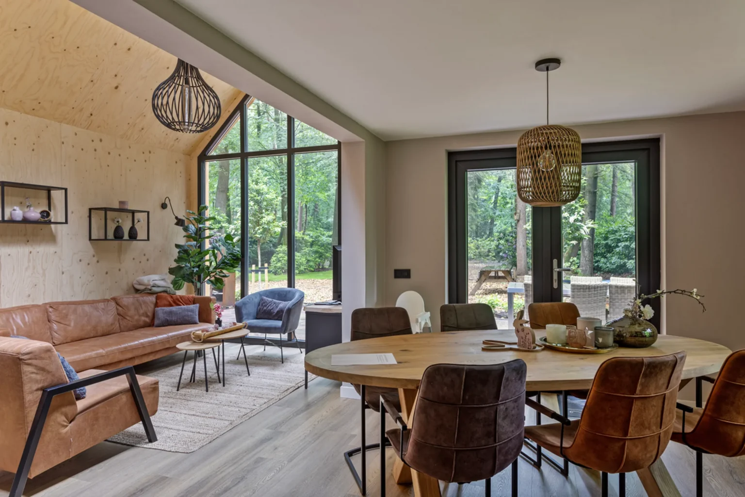 salle à manger et salon décoration contemporaine pignon vitré maison en bois aux Pays-Bas dans la forêt