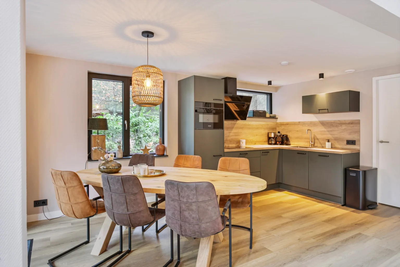 cuisine grise design en L ouverte et salle à manger