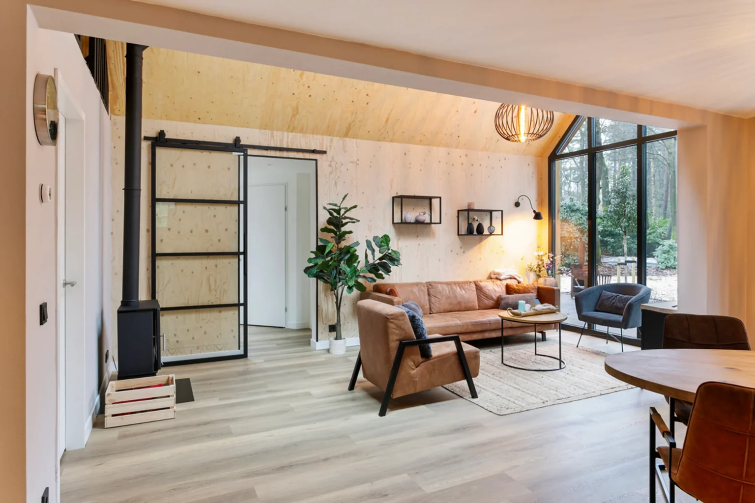 salon décoration contemporaine pignon vitré maison en bois aux Pays-Bas dans la forêt