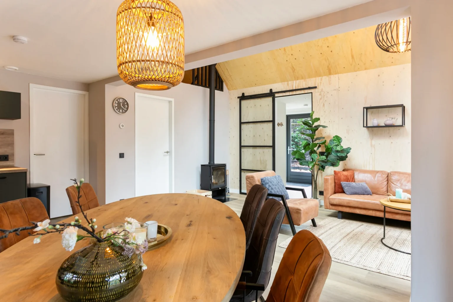 salle à manger et salon décoration contemporaine maison en bois aux Pays-Bas dans la forêt