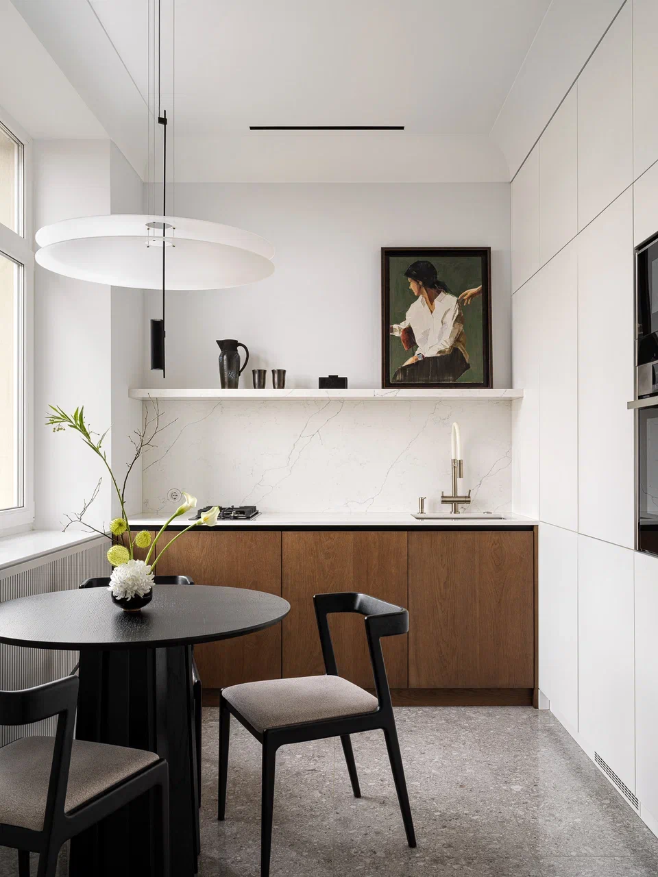 cuisine noyer et grise monochrome avec espace salle à manger décoration mid-century appartement 52m2 cuisine noyer et grise monochrome avec espace salle à manger décoration mid-century appartement 52m2