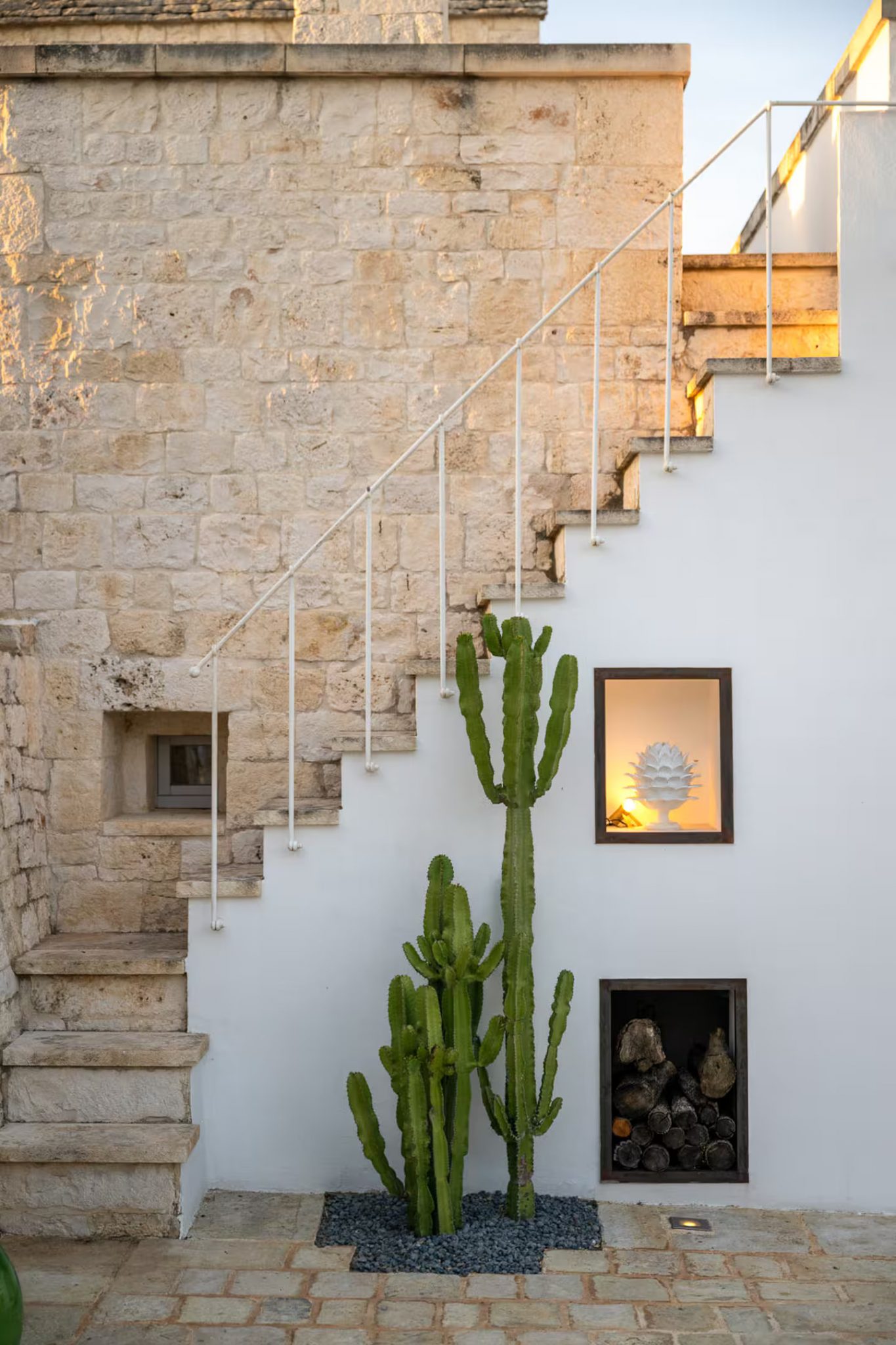 escalier contre mur de pierres maison Pouilles avec piscine Villa Coki