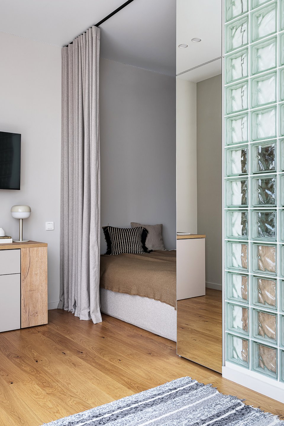 chambre dans alcôve avec des briques de verre dans un studio de 30m2 chambre dans alcôve avec des briques de verre dans un studio de 30m2