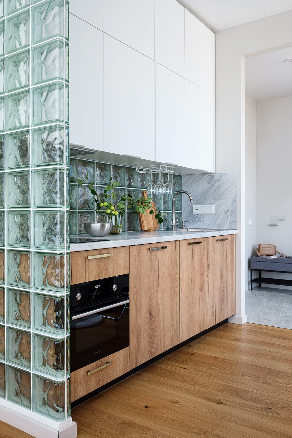 cuisine moderne en bois avec des briques de verre dans un studio de 30m2 cuisine moderne en bois avec des briques de verre dans un studio de 30m2
