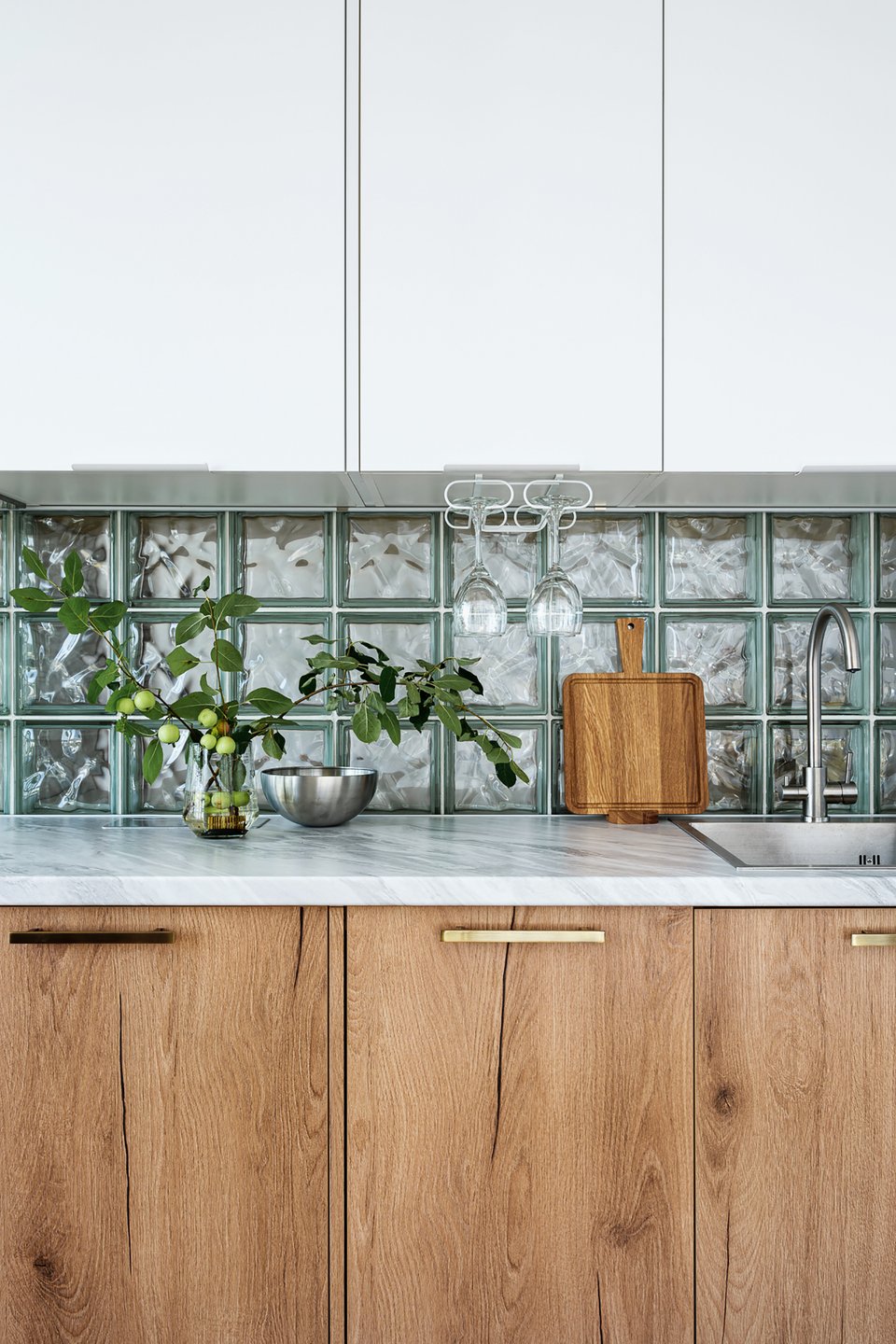 cuisine moderne en bois avec des briques de verre dans un studio de 30m2 cuisine moderne en bois avec des briques de verre dans un studio de 30m2