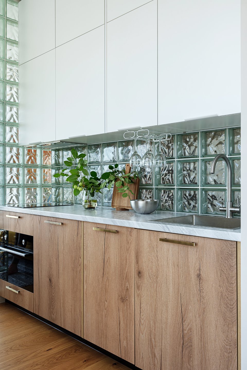 cuisine moderne en bois avec des briques de verre dans un studio de 30m2 cuisine moderne en bois avec des briques de verre dans un studio de 30m2