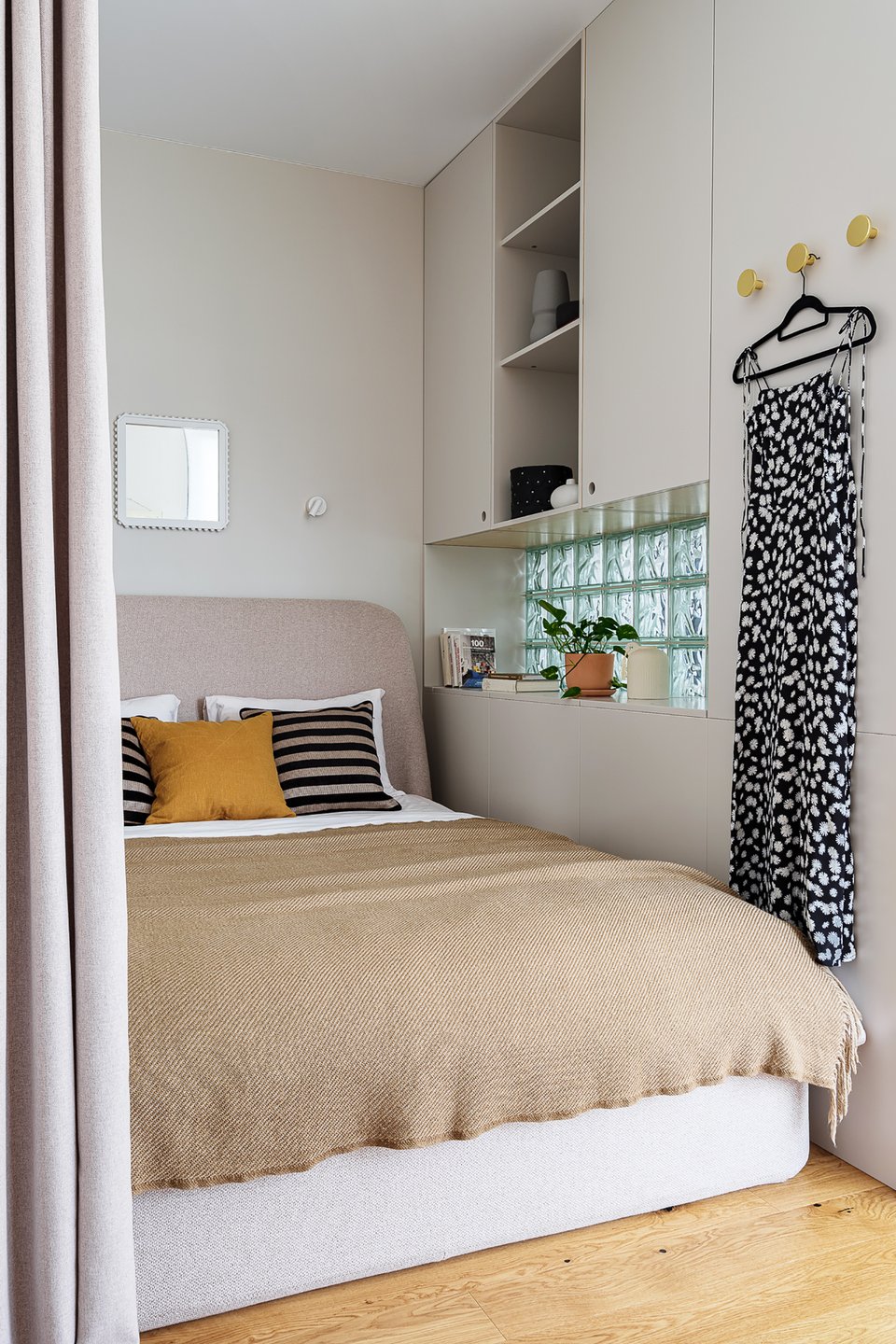chambre dans alcôve avec des briques de verre dans un studio de 30m2 chambre dans alcôve avec des briques de verre dans un studio de 30m2