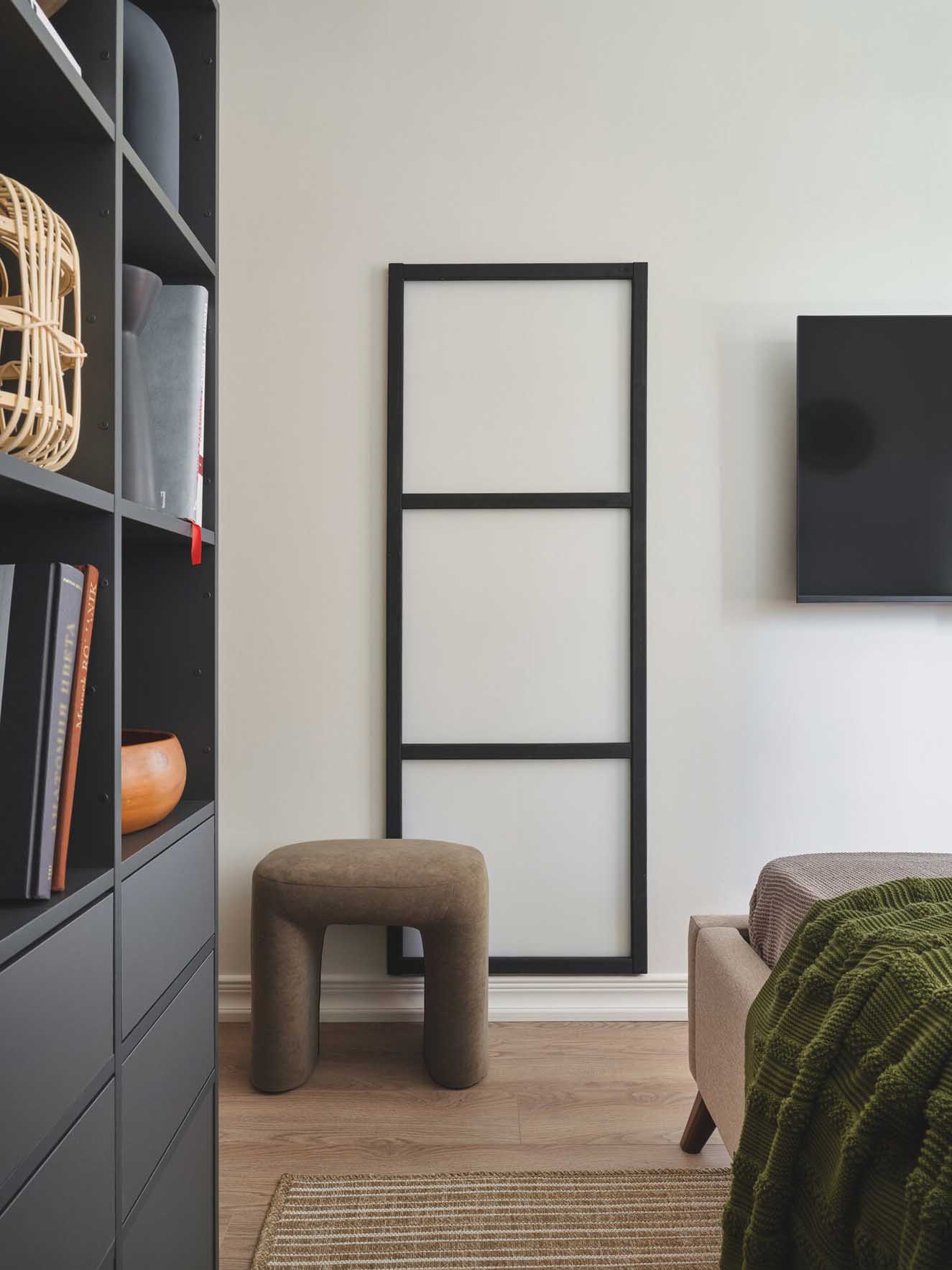 chambre avec TV murale décoration contemporaine colorée deux-pièces 42m2 chambre avec TV murale décoration contemporaine colorée deux-pièces 42m2