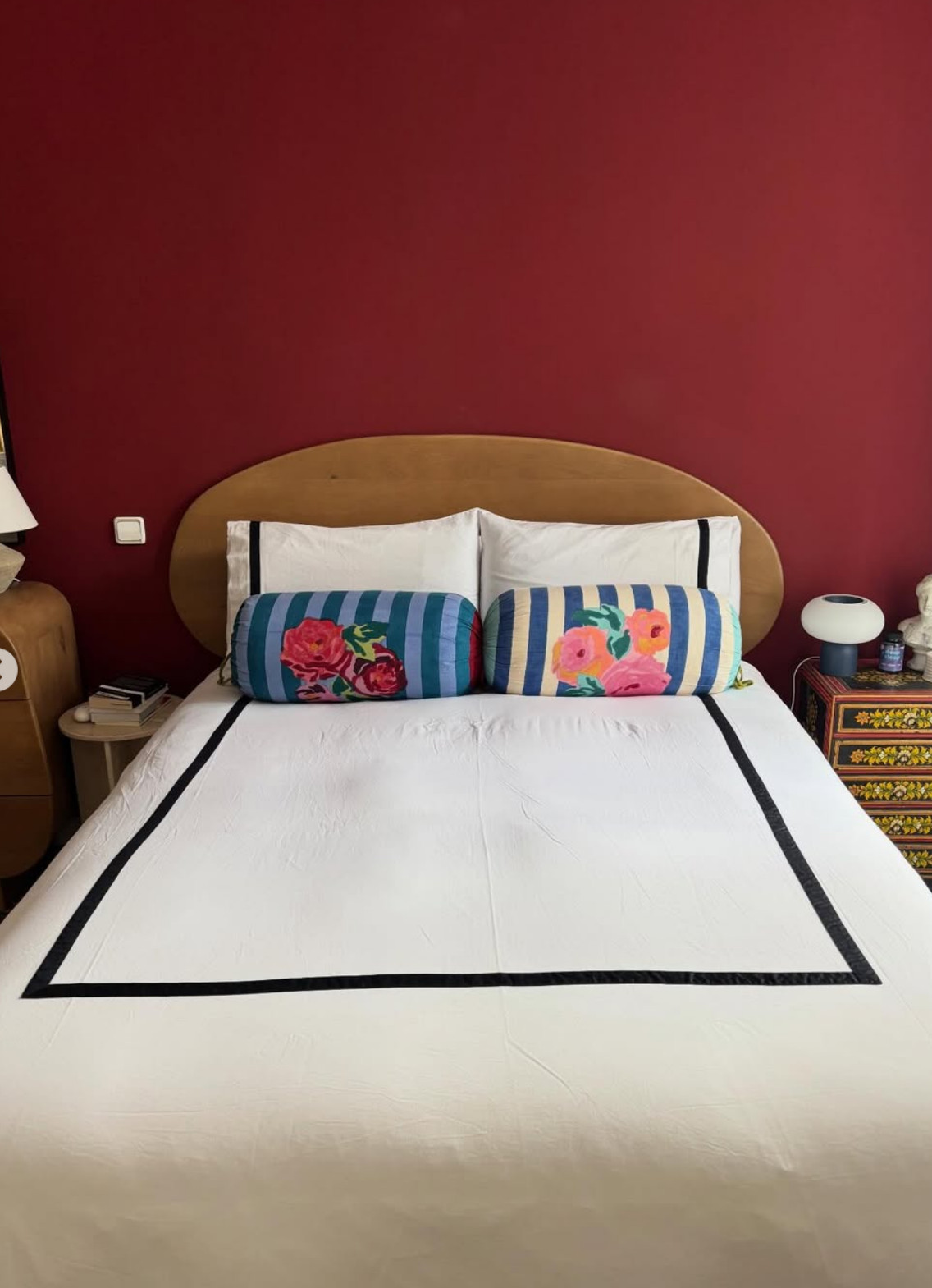 chambre mur d chambre mur d'accent rouge chez la styliste Elena Cuesta mobilier Sklum