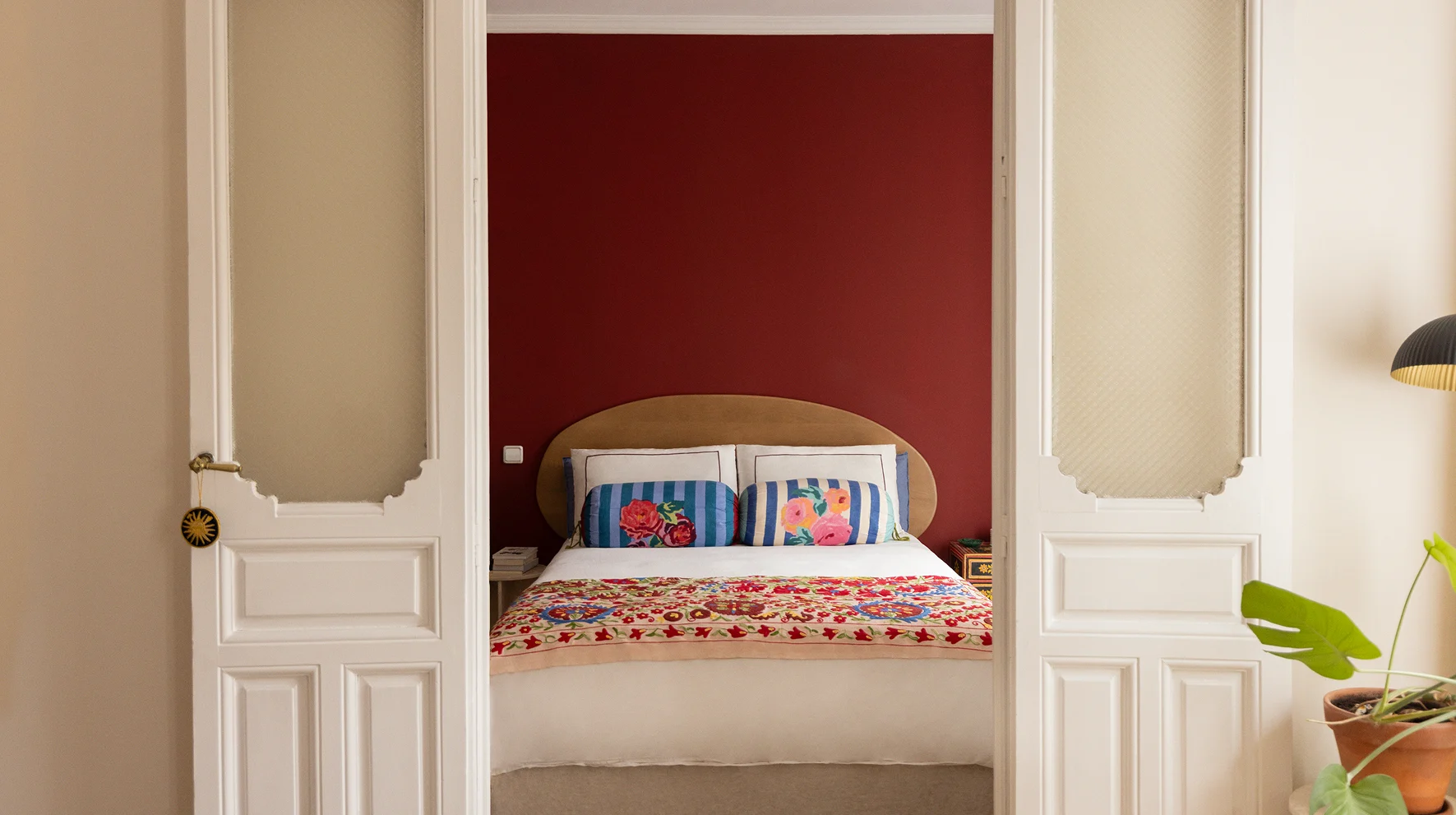 chambre mur d chambre mur d'accent rouge chez la styliste Elena Cuesta mobilier Sklum