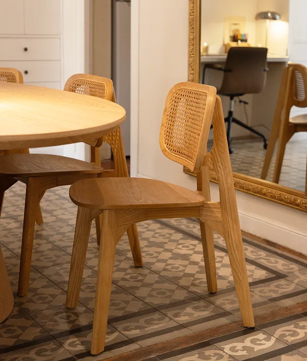 salle à manger maison simple de la styliste Elena Cuesta avec sol en carreaux de ciment anciens et mobilier Sklum décoration classique chic et contemporaine salle à manger maison simple de la styliste Elena Cuesta avec sol en carreaux de ciment anciens et mobilier Sklum décoration classique chic et contemporaine