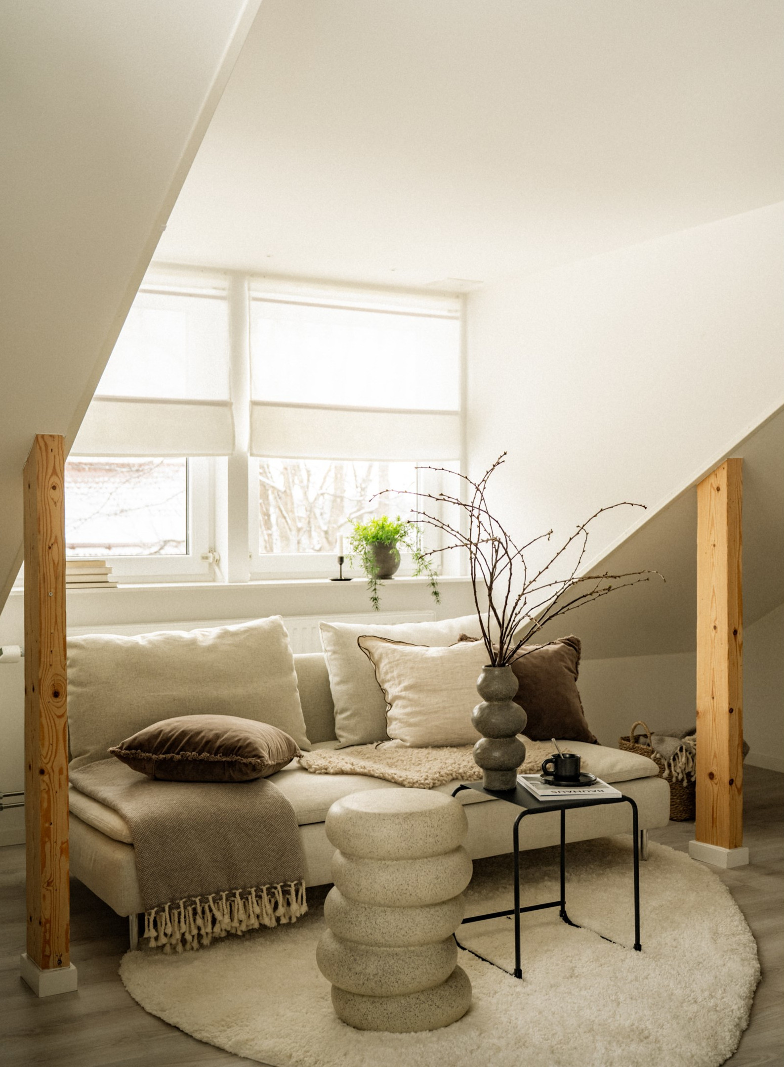salon décoration scandinave beige appartement mansardé 34m2 salon décoration scandinave beige appartement mansardé 34m2