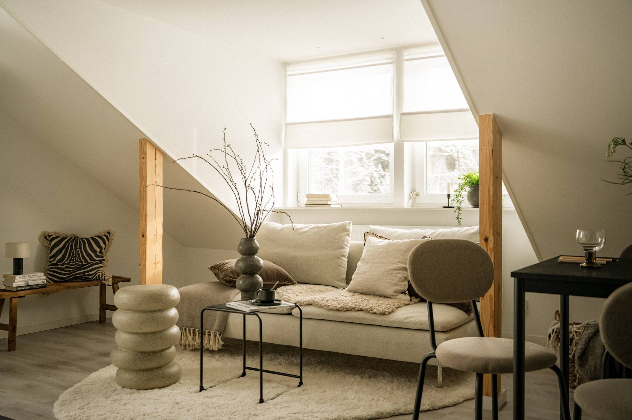 salon décoration scandinave beige appartement mansardé 34m2 salon décoration scandinave beige appartement mansardé 34m2