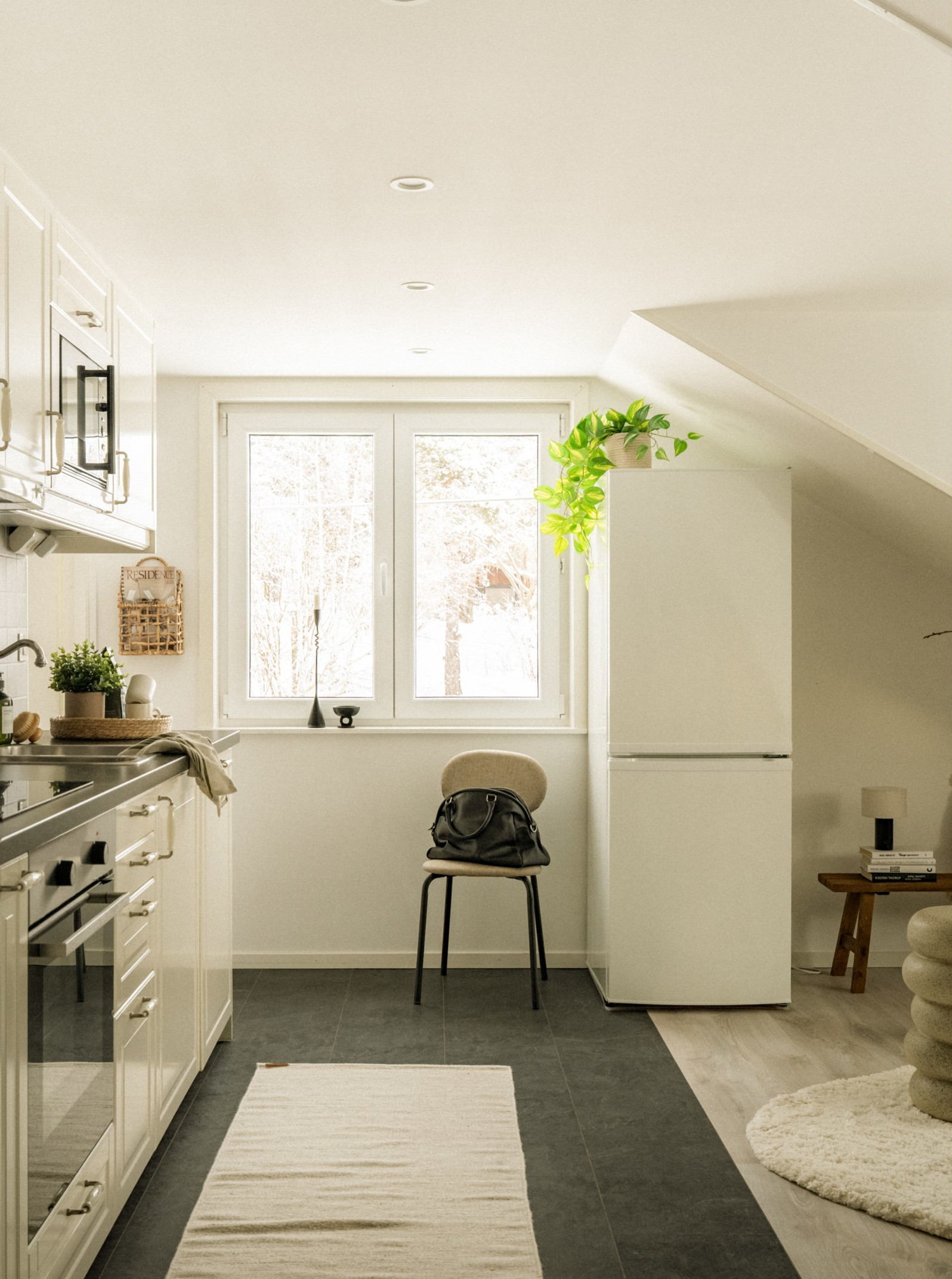 cuisine ouverte et salon décoration scandinave beige appartement mansardé 34m2 cuisine ouverte et salon décoration scandinave beige appartement mansardé 34m2