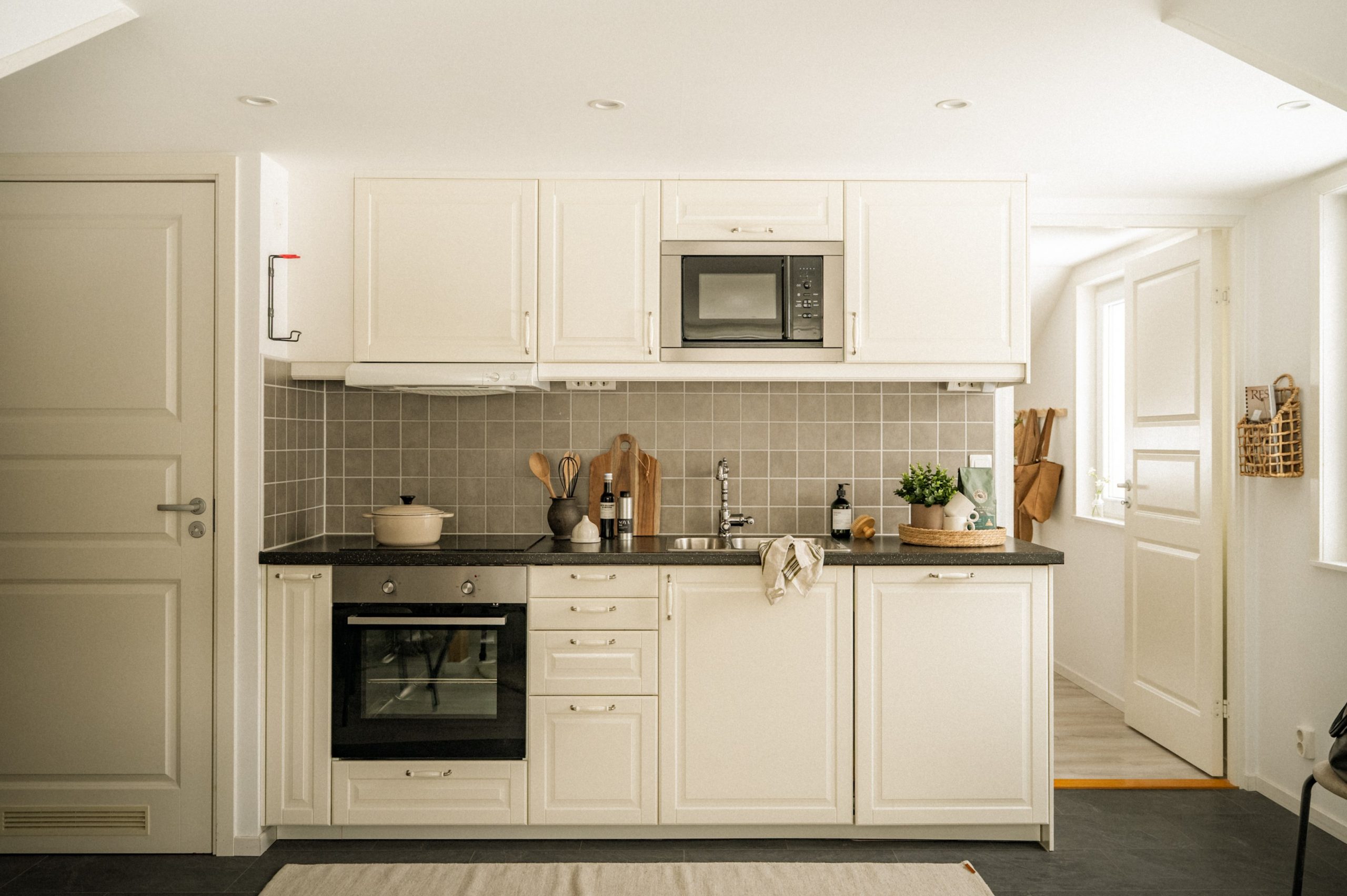 cuisine ouverte blanche décoration scandinave beige appartement mansardé 34m2 cuisine ouverte blanche décoration scandinave beige appartement mansardé 34m2