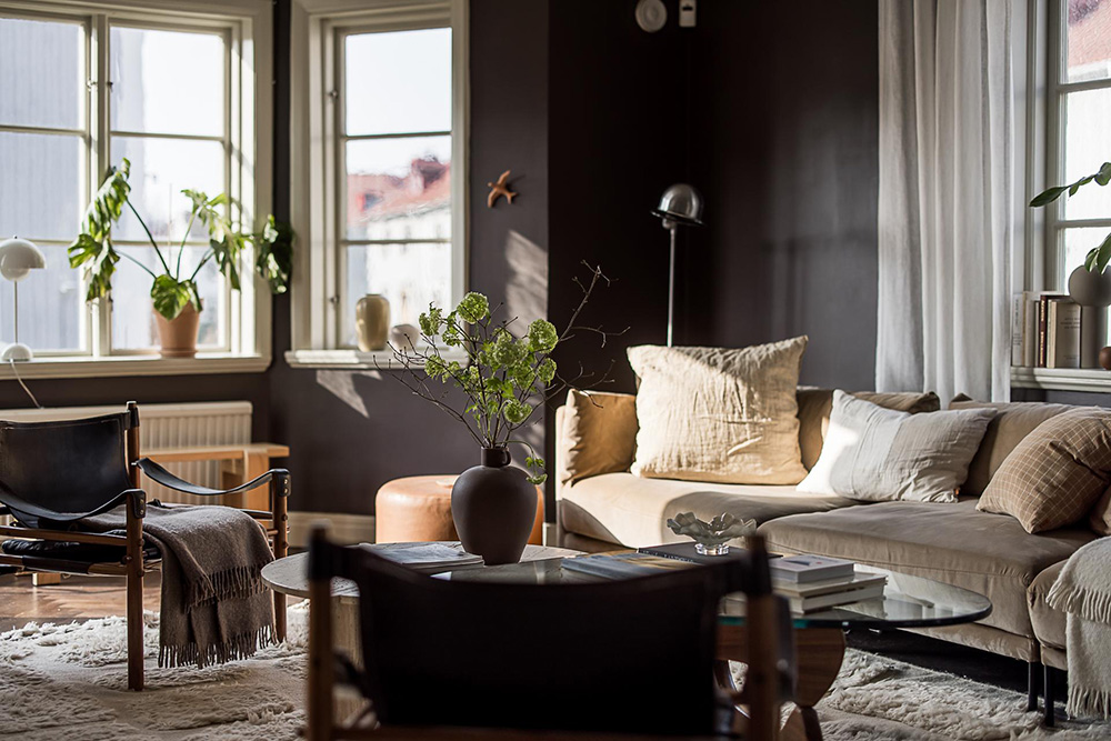 salon avec murs noirs décoration scandinave maison de ville Göteborg salon avec murs noirs décoration scandinave maison de ville Göteborg