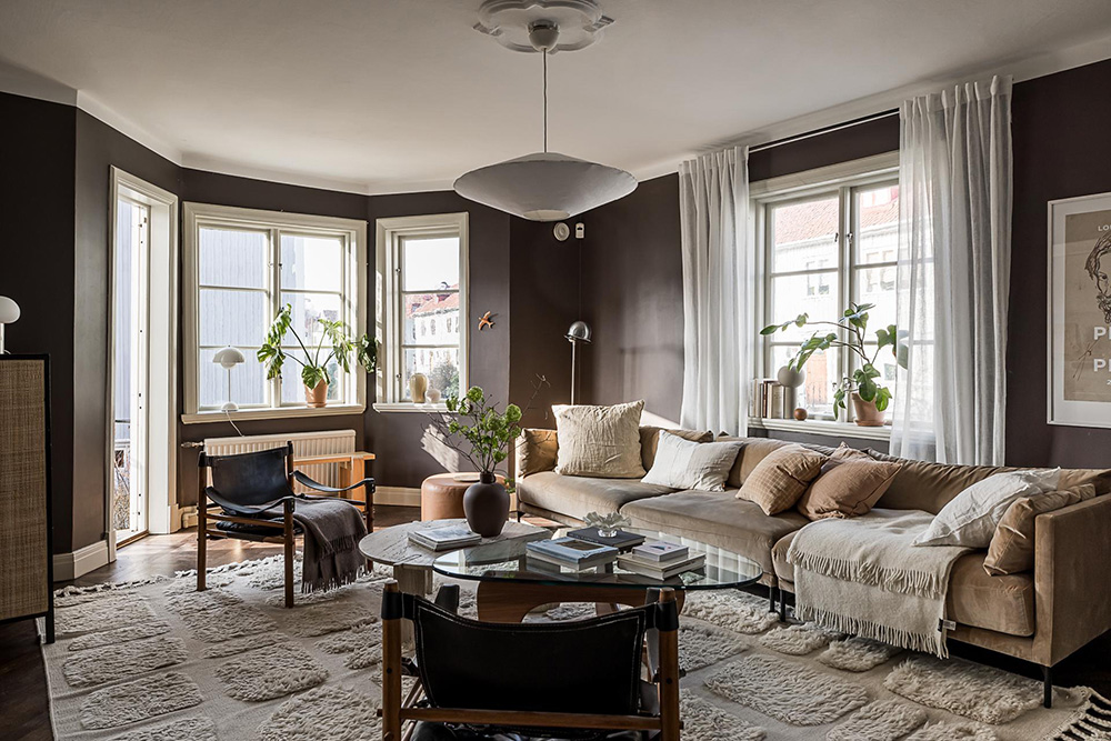 Une maison de ville ancienne à l'élégance sombre et au charme scandinave