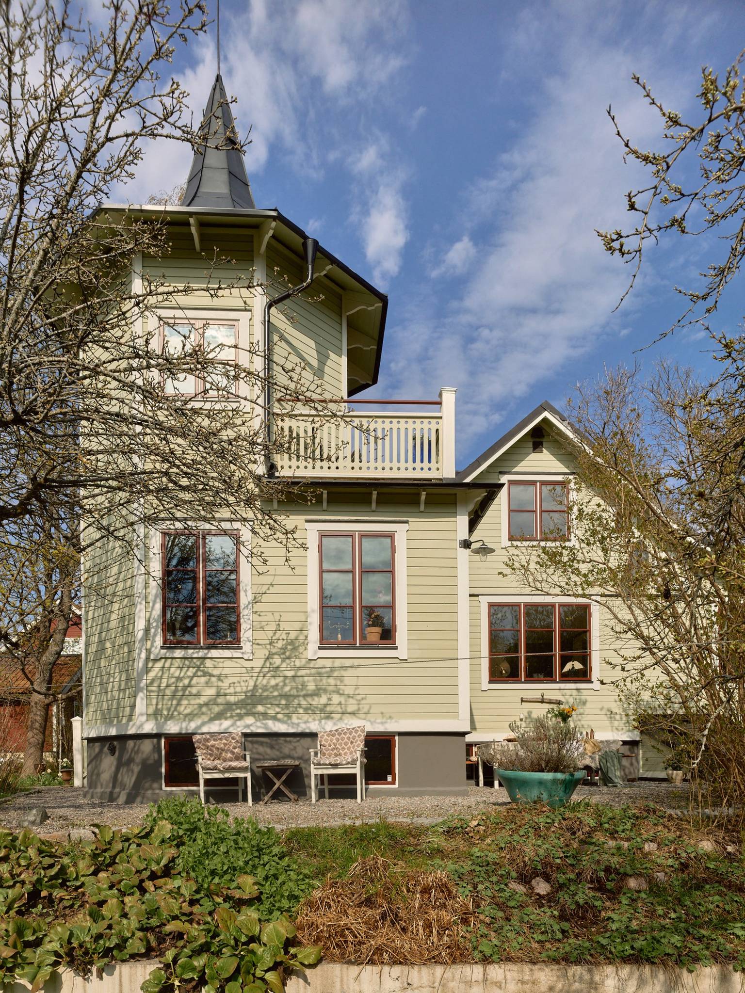 gardern period house with lime green facade gardern period house with lime green facade