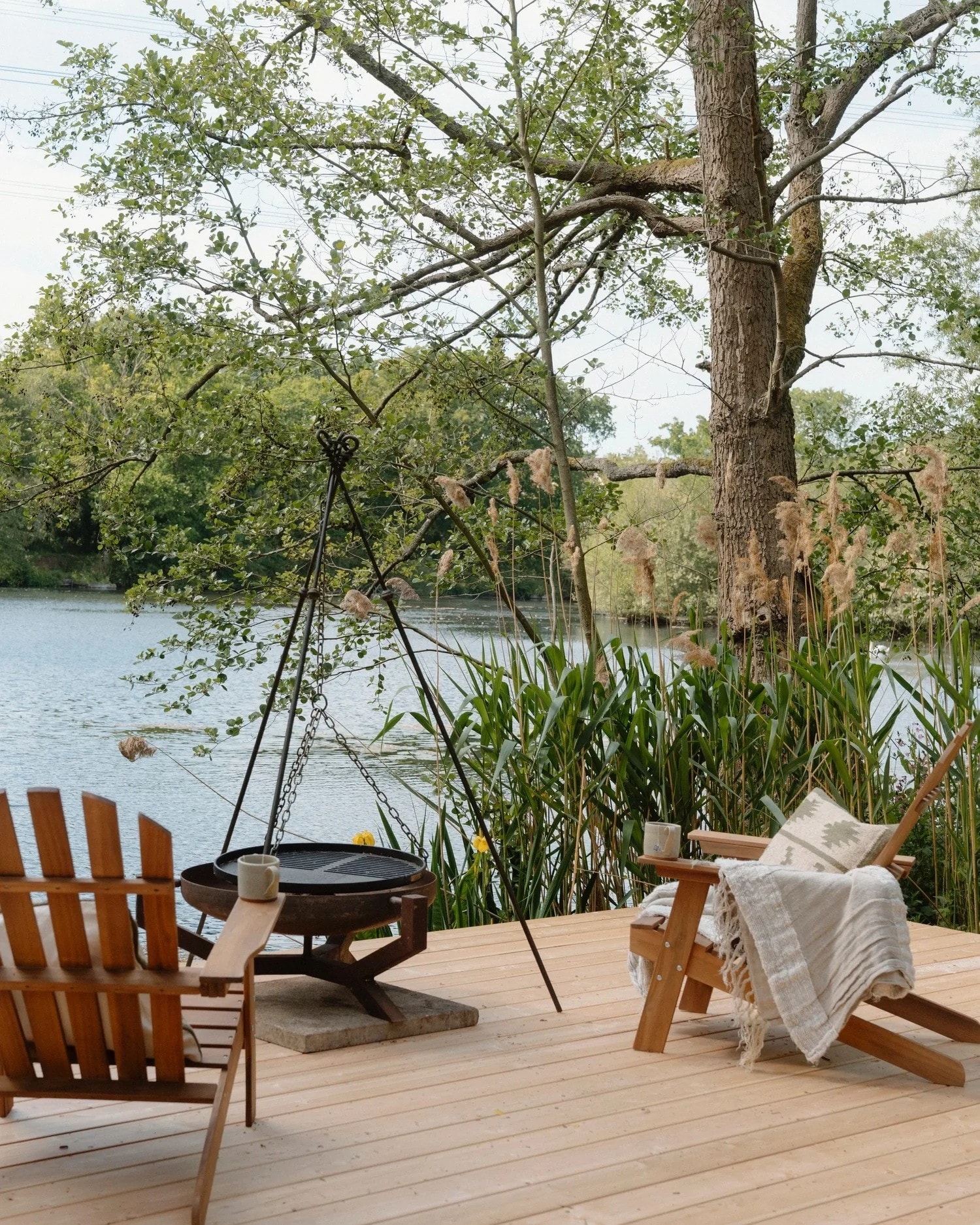 terrasse avec brasero sur lac fauteuils adirondack terrasse avec brasero sur lac fauteuils adirondack