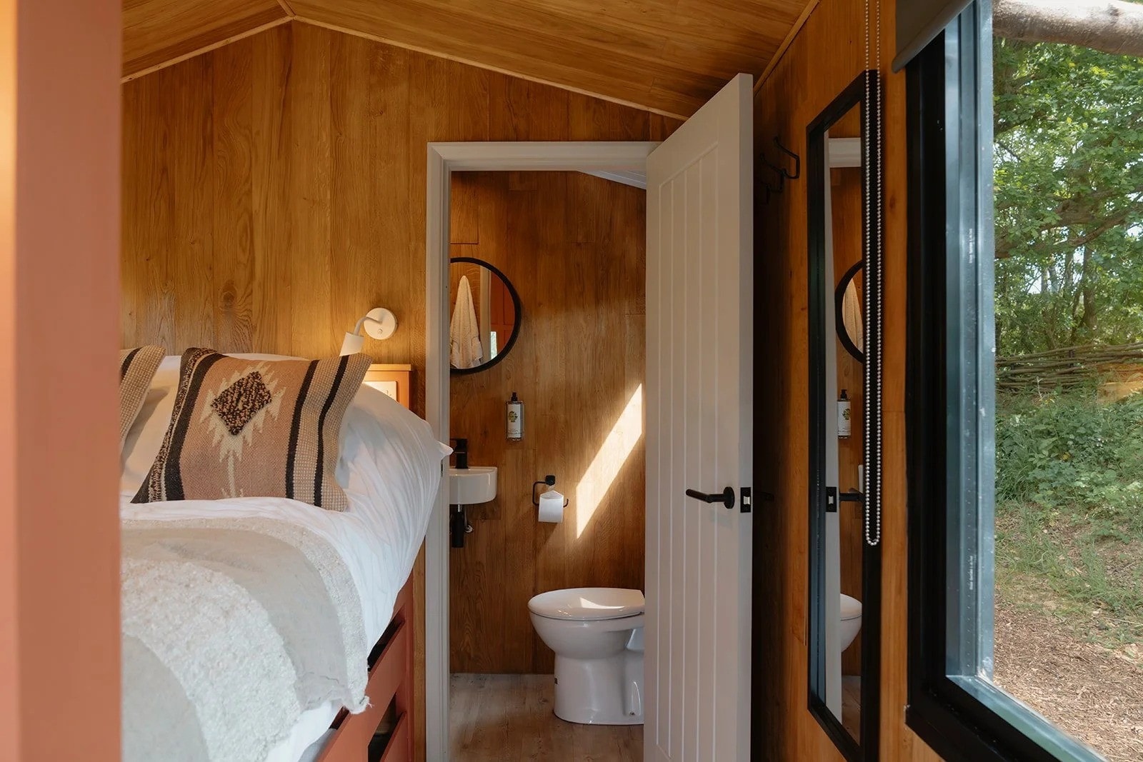 chambre avec salle de bain mini-maison scandinave dans la campagne anglaise Little Wren chambre avec salle de bain mini-maison scandinave dans la campagne anglaise Little Wren