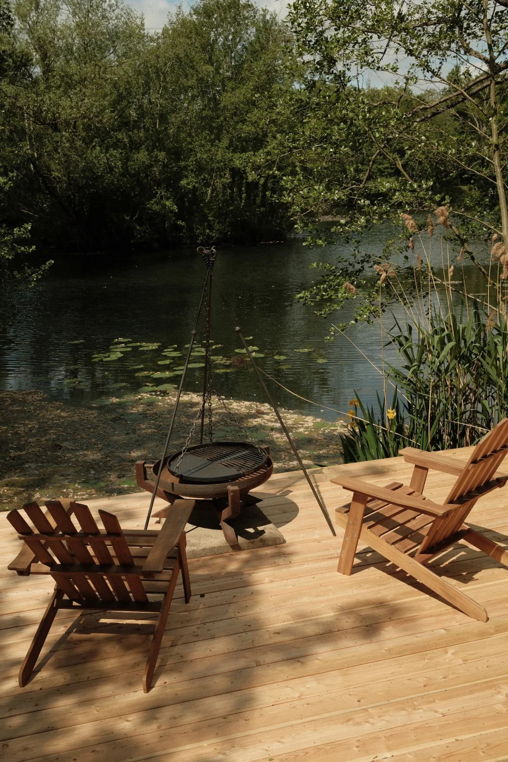 terrasse avec brasero sur lac fauteuils adirondack terrasse avec brasero sur lac fauteuils adirondack