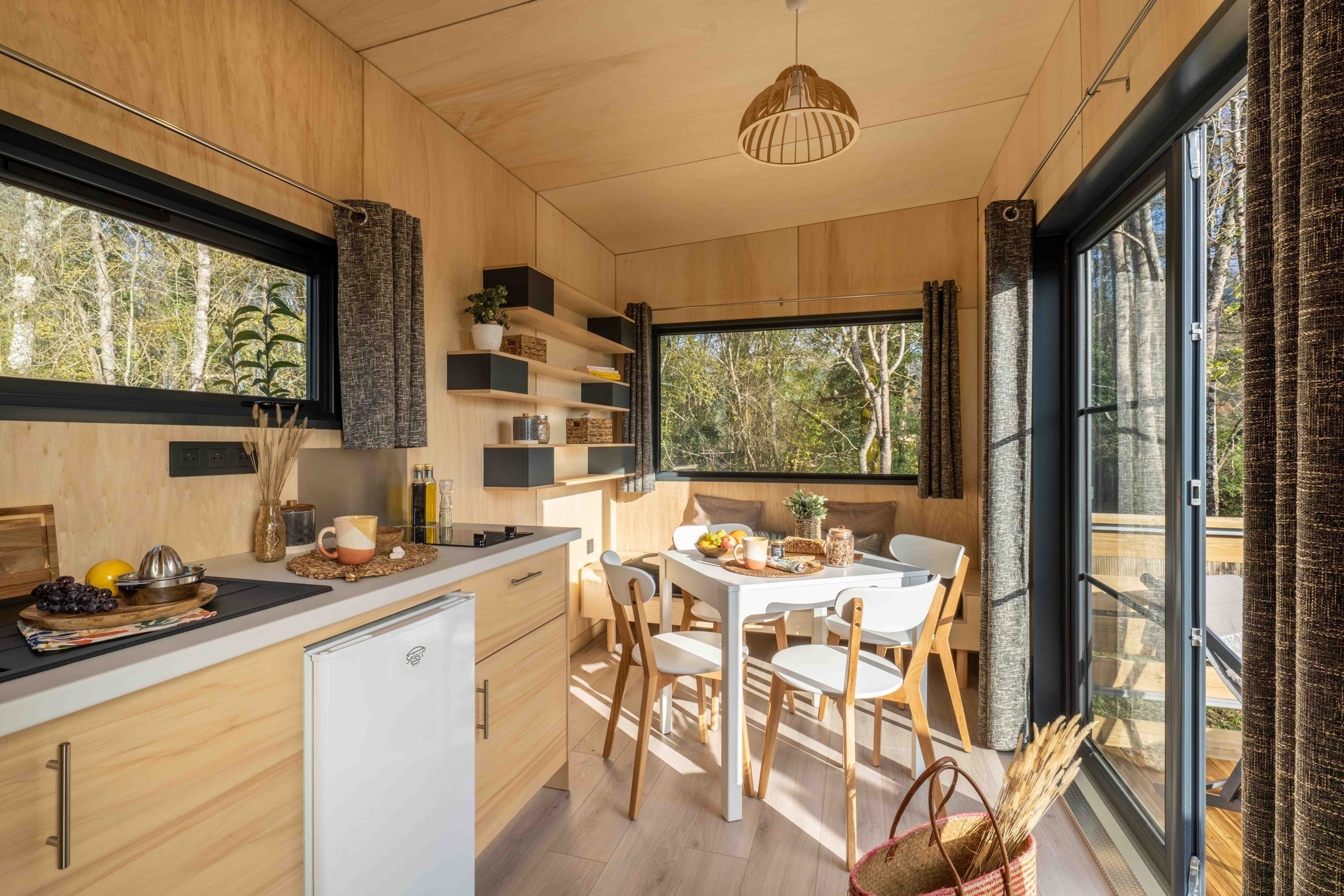 kitchen and dining room 18sqm French tiny house "L'indépendante" by Ideal Tiny