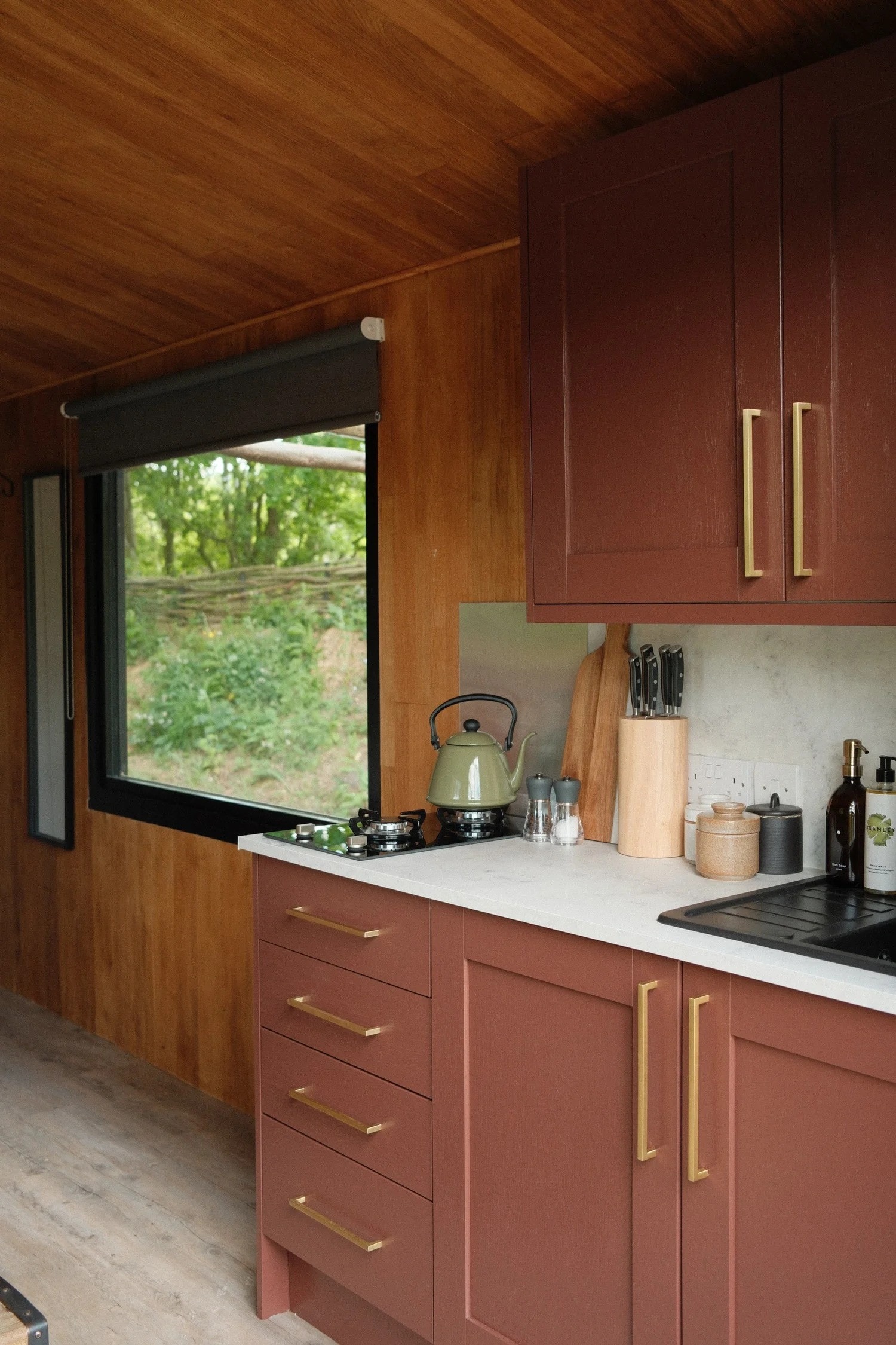petite cuisine vieux rose mini-maison scandinave dans la campagne anglaise Little Wren petite cuisine vieux rose mini-maison scandinave dans la campagne anglaise Little Wren