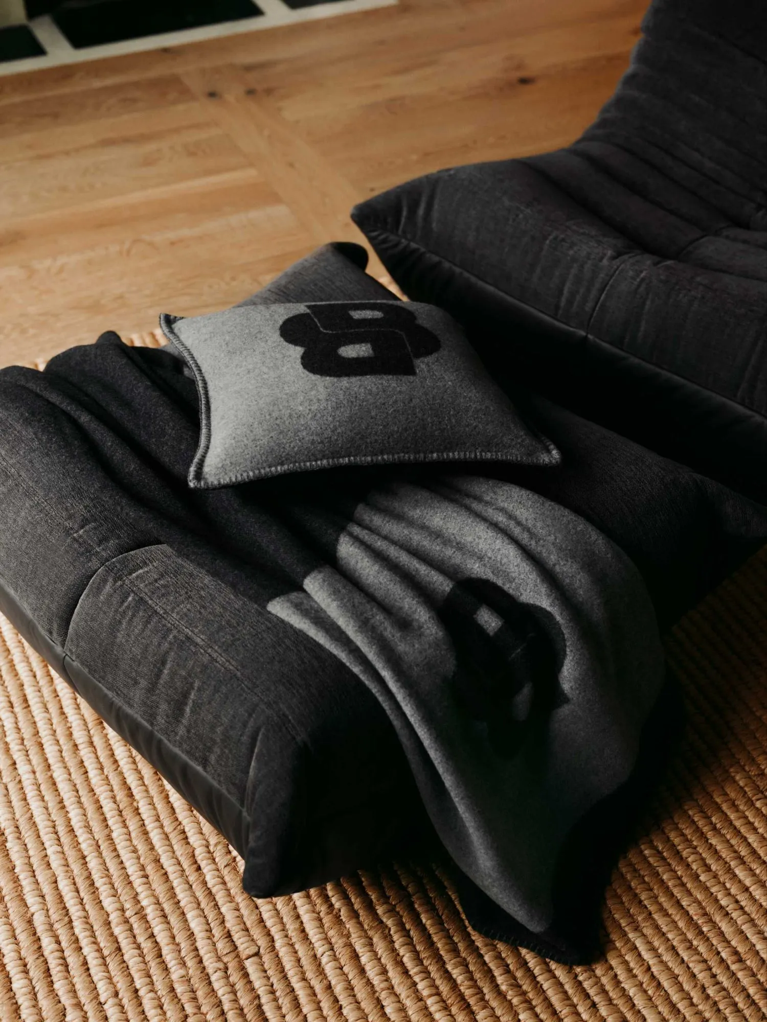 canapé Togo x Hugo Boss version grise ligne Roset canapé Togo x Hugo Boss version grise ligne Roset