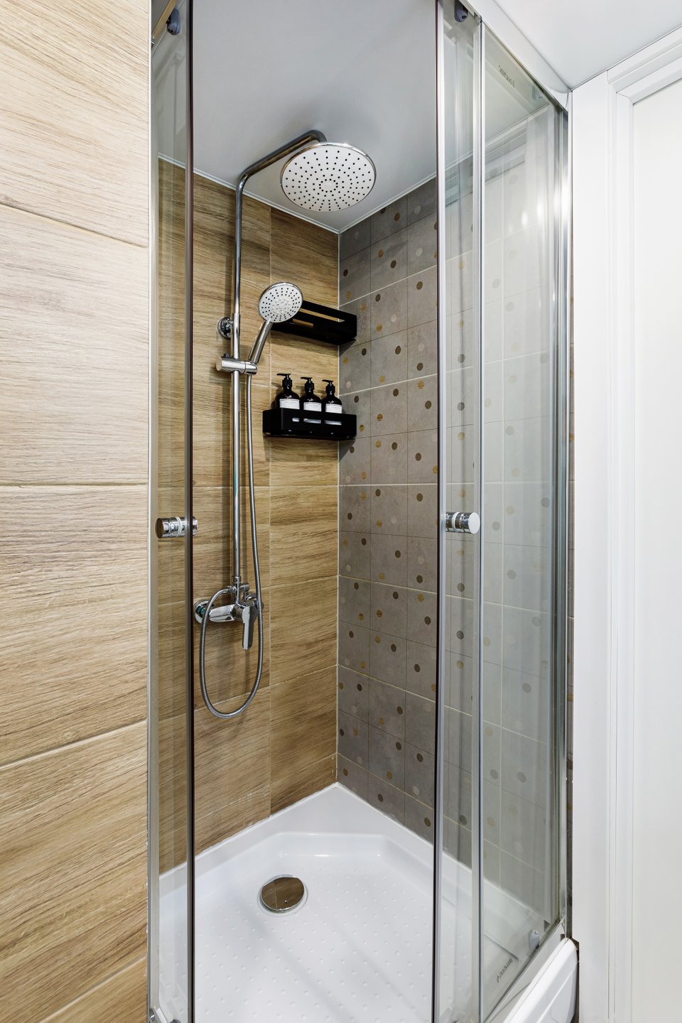 salle de bain studio 20m2 décoration design blanche, grise et bois salle de bain studio 20m2 décoration design blanche, grise et bois