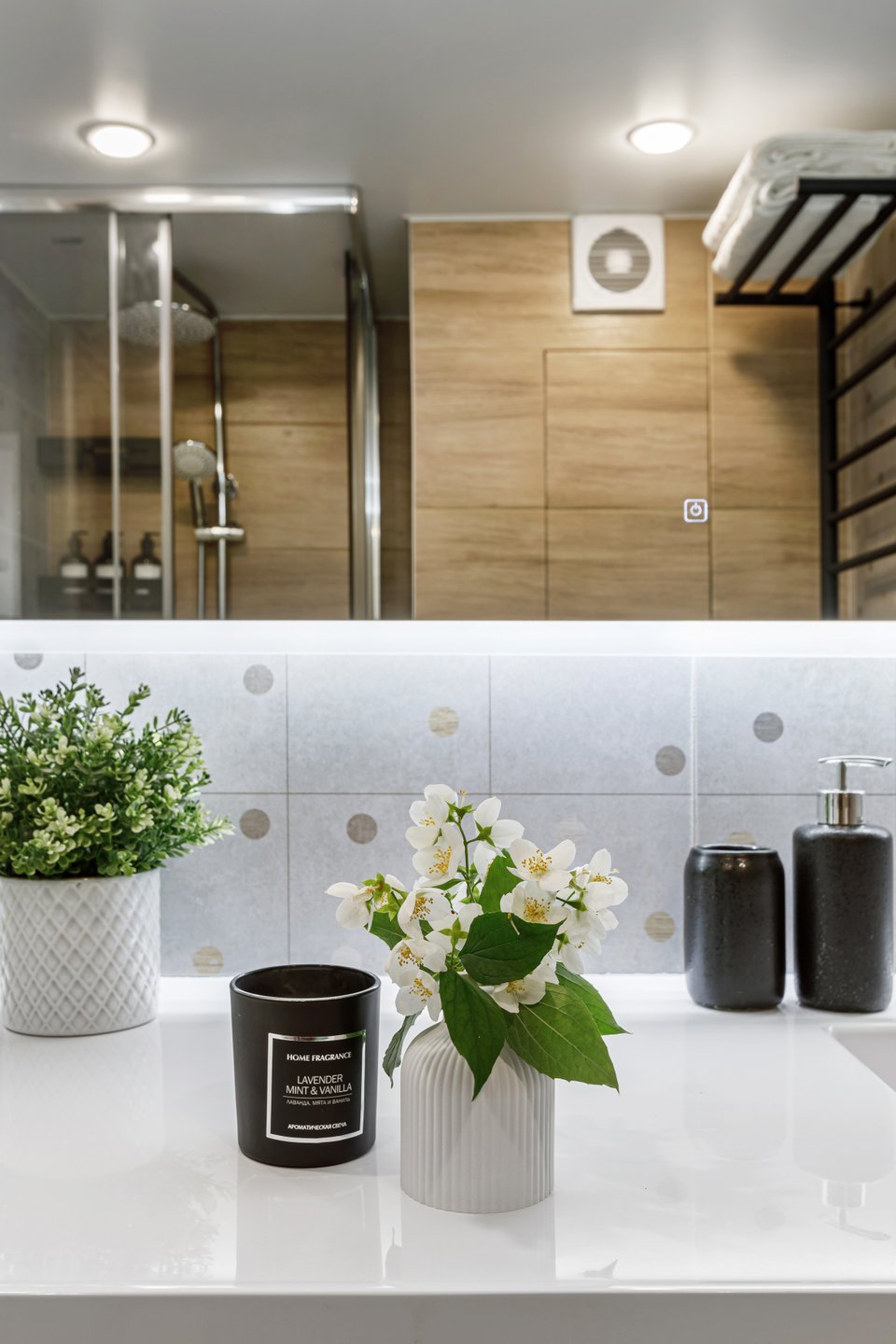 salle de bain studio 20m2 décoration design blanche, grise et bois salle de bain studio 20m2 décoration design blanche, grise et bois