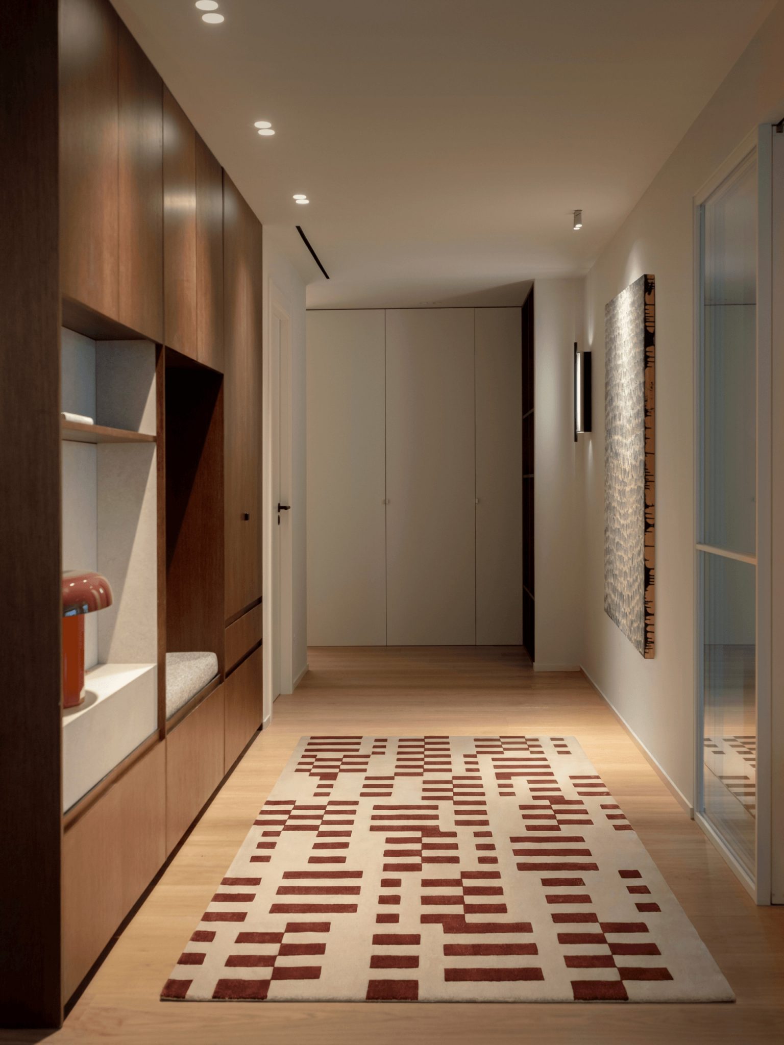 entrée aménagée avec meuble sur mesure bois dressing et banc tapis sur le sol entrée aménagée avec meuble sur mesure bois dressing et banc tapis sur le sol