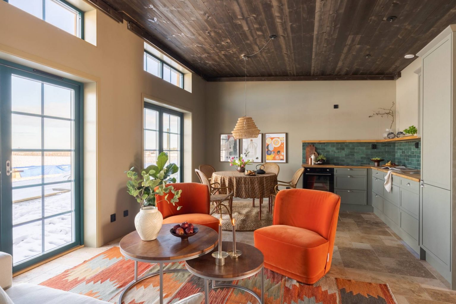 salon avec cuisine ouverte fauteuils velours orange décoration contemporaine duplex 81m2